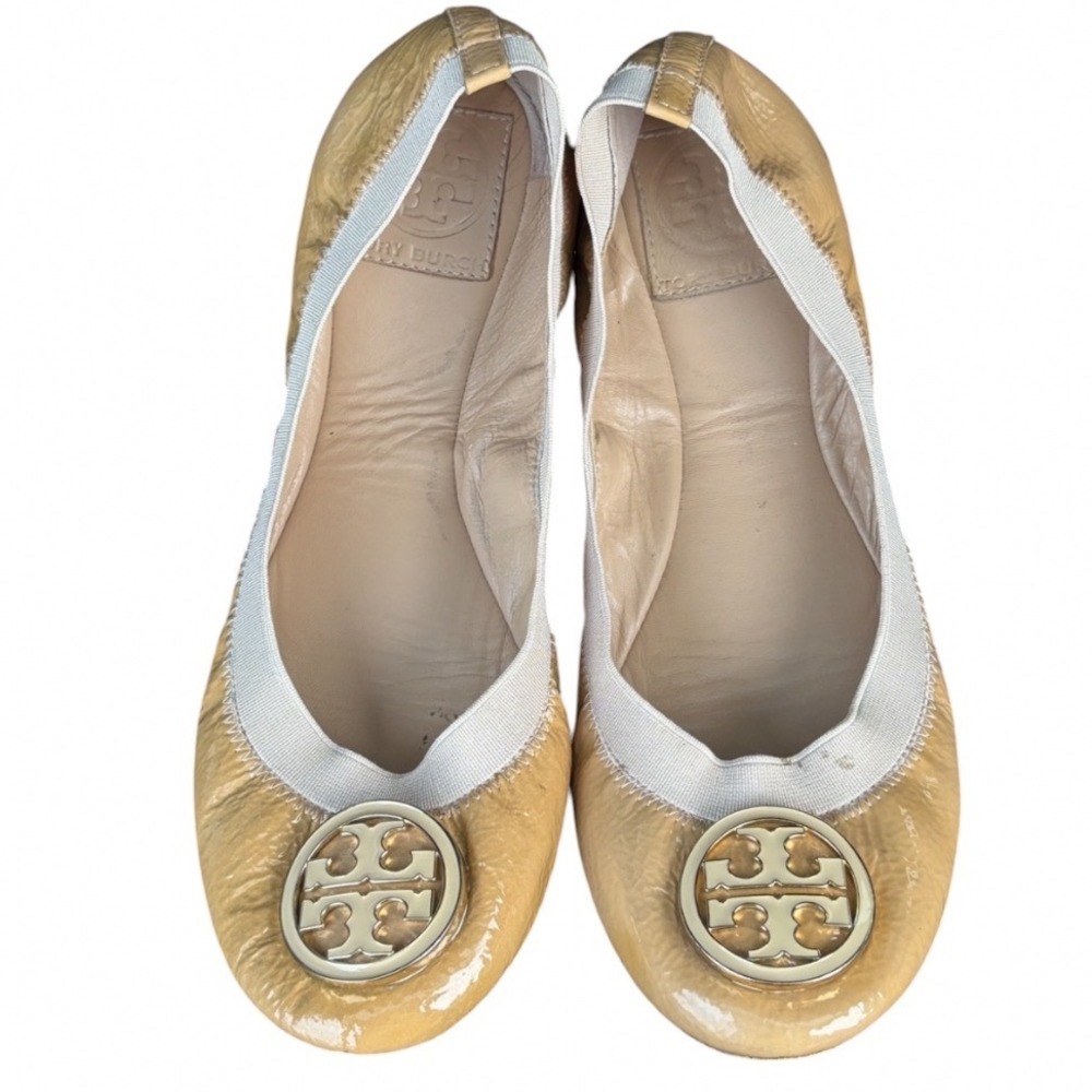 Tory Burch Caroline Ballet Flats Beige Patent Leather Gold logo Medallion 7.5